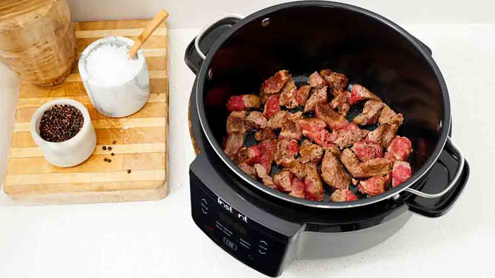 Mäso sa restuje v Instant Pote Superior Slow Cooker