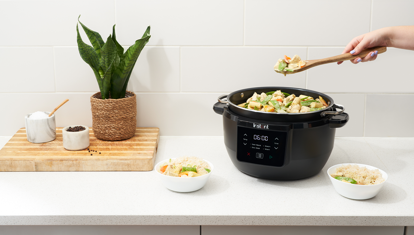 Instant Pot Superior Slow Cooker plný jedla na kuchynskej linke