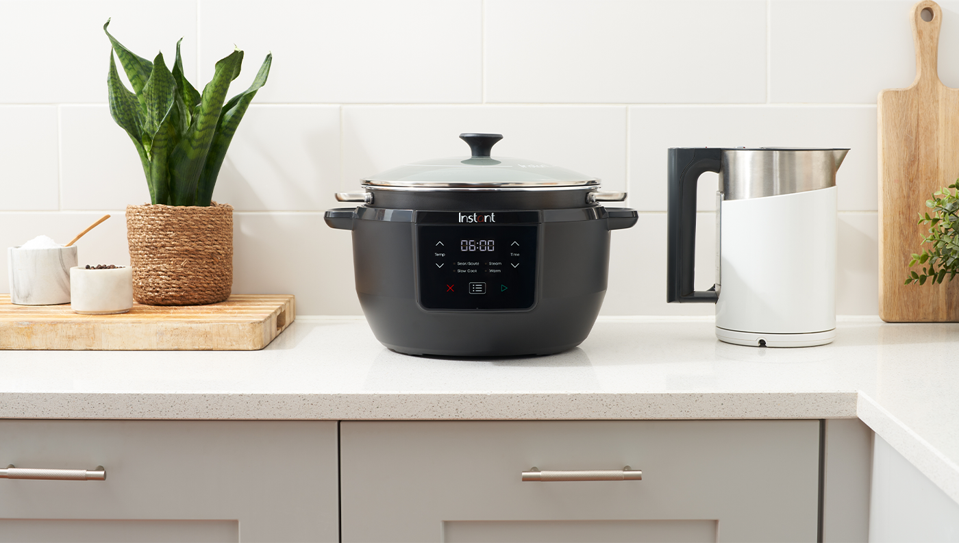 Multifunkčný hrniec Instant Pot Superior Slow Cooker na kuchynskej linke