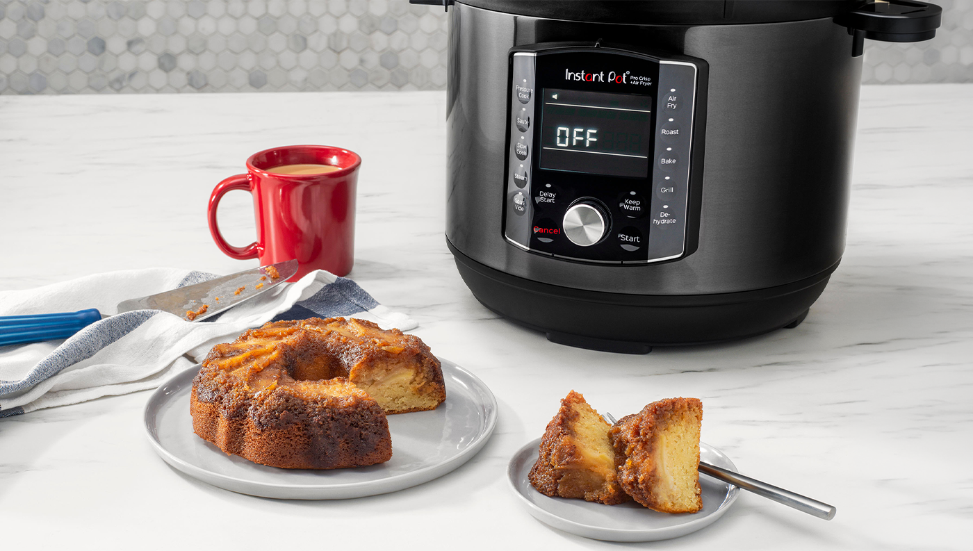 Multifunkčný hrniec Instant Pot Pro Crisp s čerstvo upečenou bábovkou a šálkou kávy.