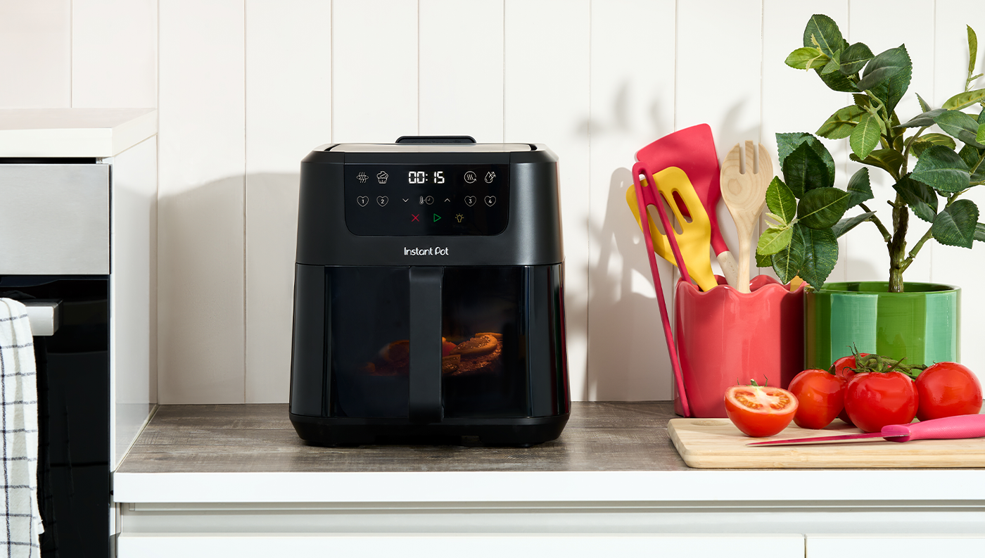 Horkovzdušná fritéza instant Pot Vortex Compact stojící na kuchyňské lince