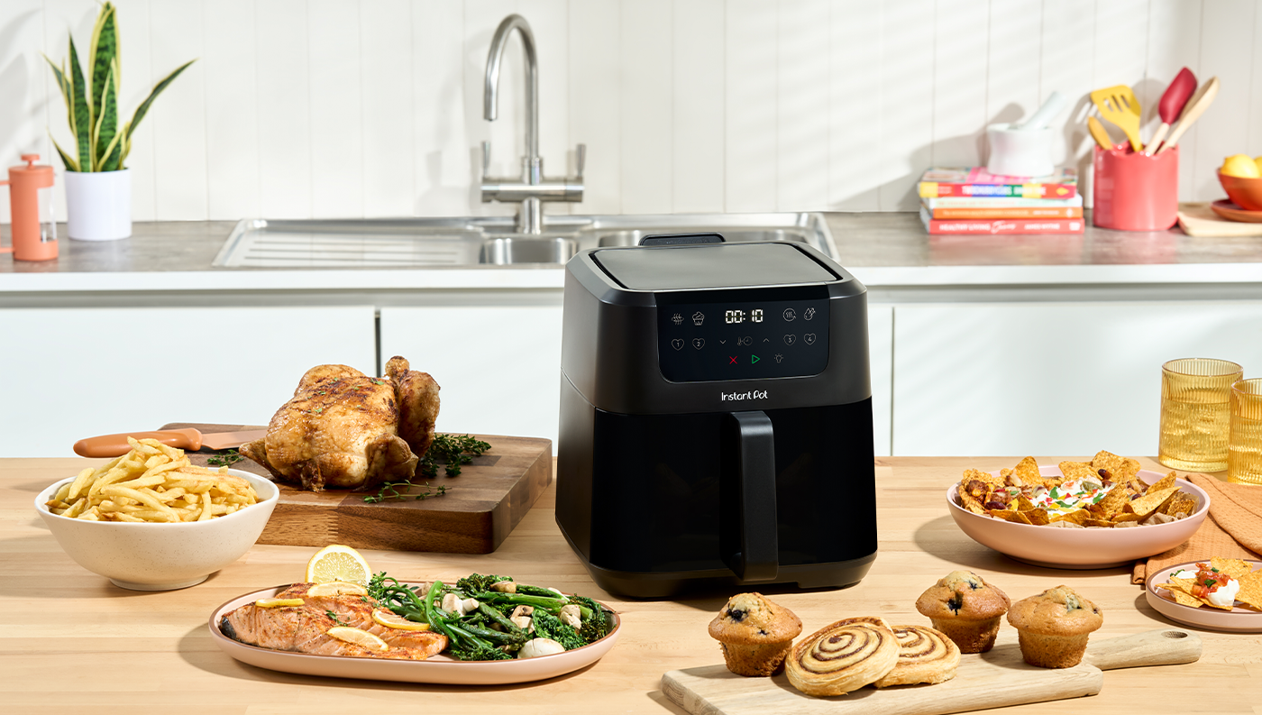 Multifunkční hrnec Instant Pot Pro Crisp s čerstvě upečenou bábovkou a šálkem kávy.