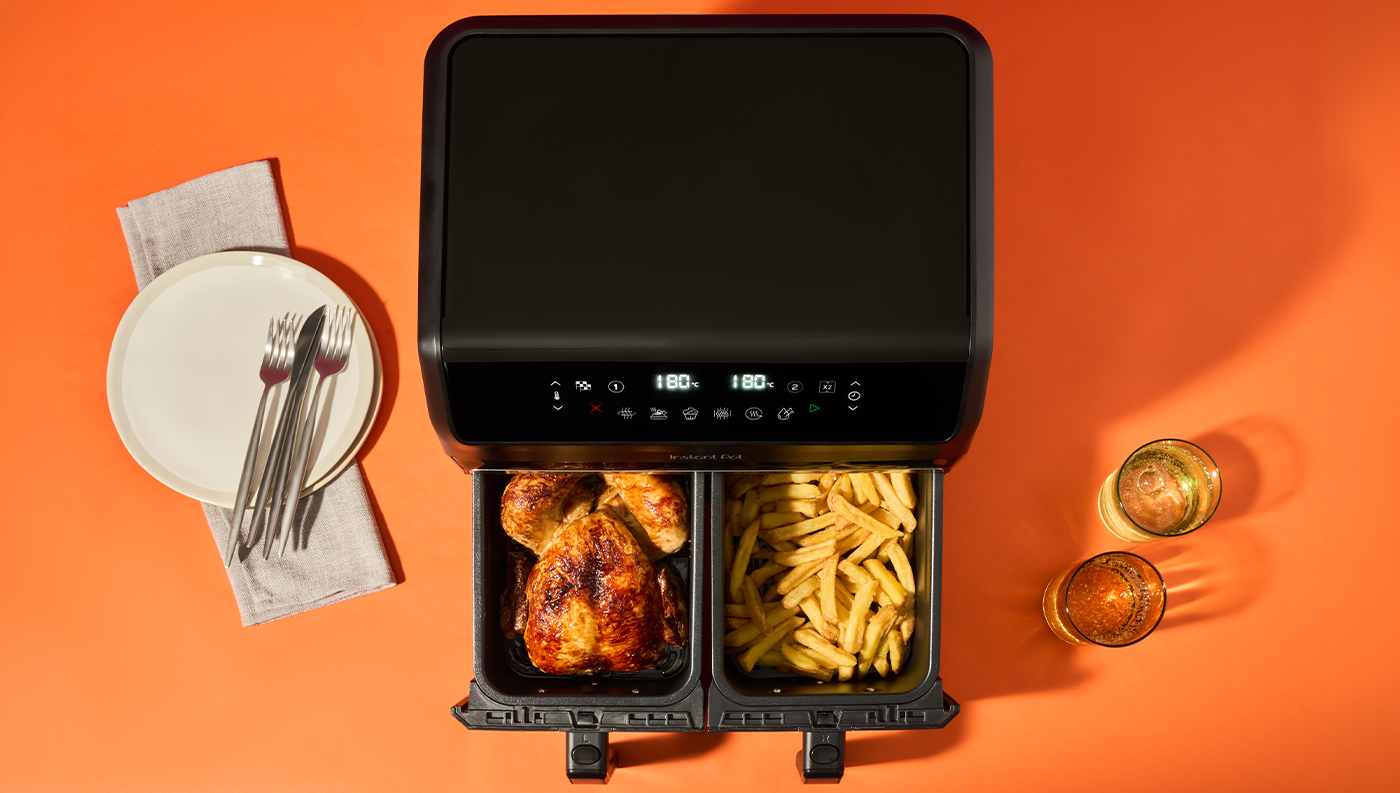 Horkovzdu&scaron;n&aacute; frit&eacute;za Instant Pot Vortex Dual s otevřen&yacute;mi &scaron;upl&iacute;ky s j&iacute;dlem, pohled ze shora