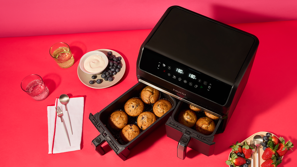 Instant Pot Vortex Dual s otevřen&yacute;mi &scaron;upl&iacute;ky s muffiny, pohled ze shora