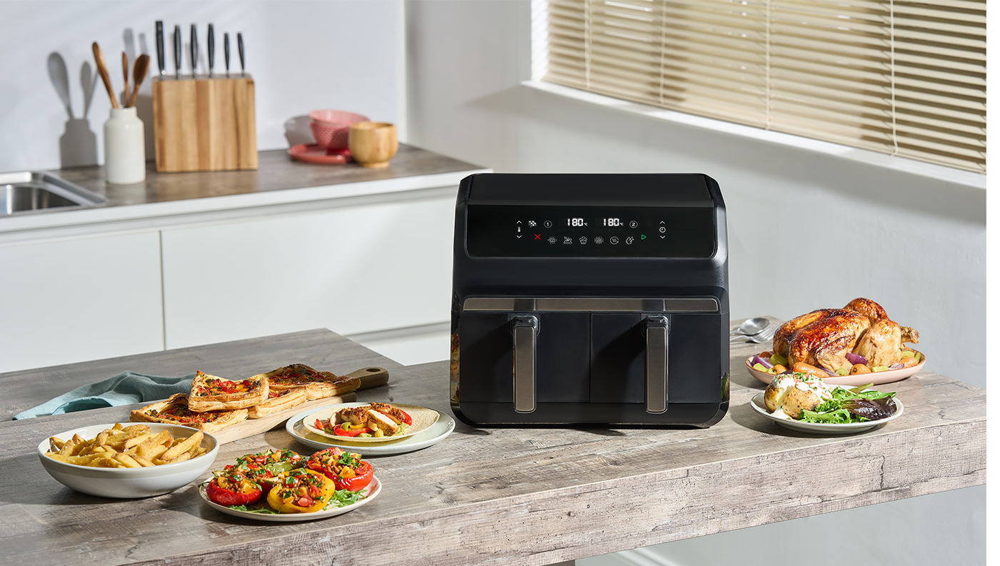Instant Pot Vortex Dual 8 l postaven&yacute; na kuchyňsk&eacute; lince společně s tal&iacute;ři s j&iacute;dlem