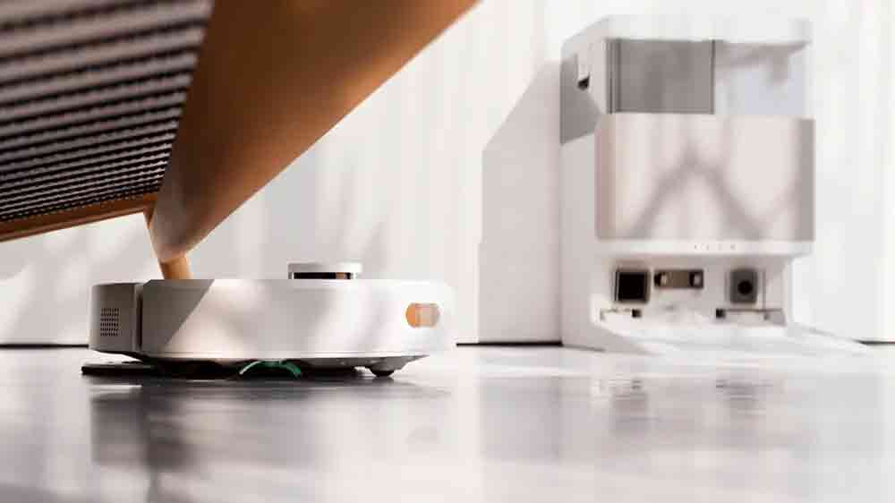Robotický vysavač iRobot Roomba Plus 405 Combo White při úklidu pod nábytkem_02