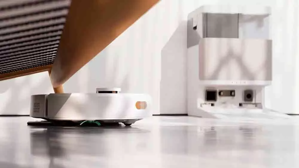 Robotick&yacute; vys&aacute;vač iRobot Roomba Plus 405 Combo White pri upratovan&iacute; pod n&aacute;bytkom_02