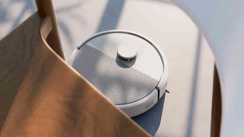 Robotický vysavač 2v1 iRobot Roomba Plus 505 Combo při úklidu pod nábytkem_02