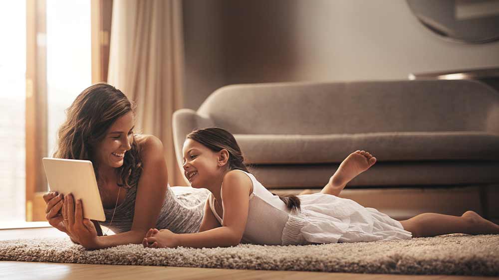 Matka s dcerou leží na zemi_02