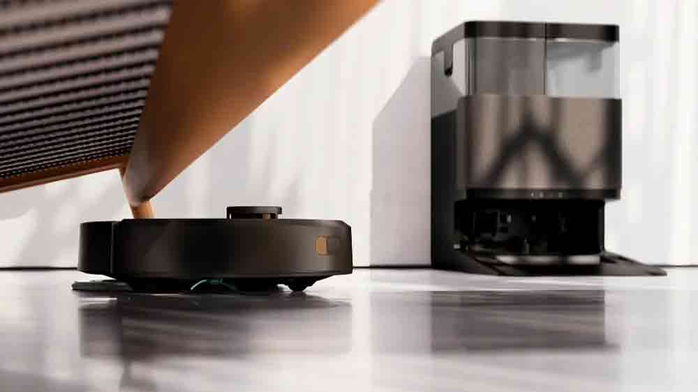 Robotick&yacute; vysavač iRobot Roomba Plus 405 Combo Black při &uacute;klidu pod n&aacute;bytkem_02