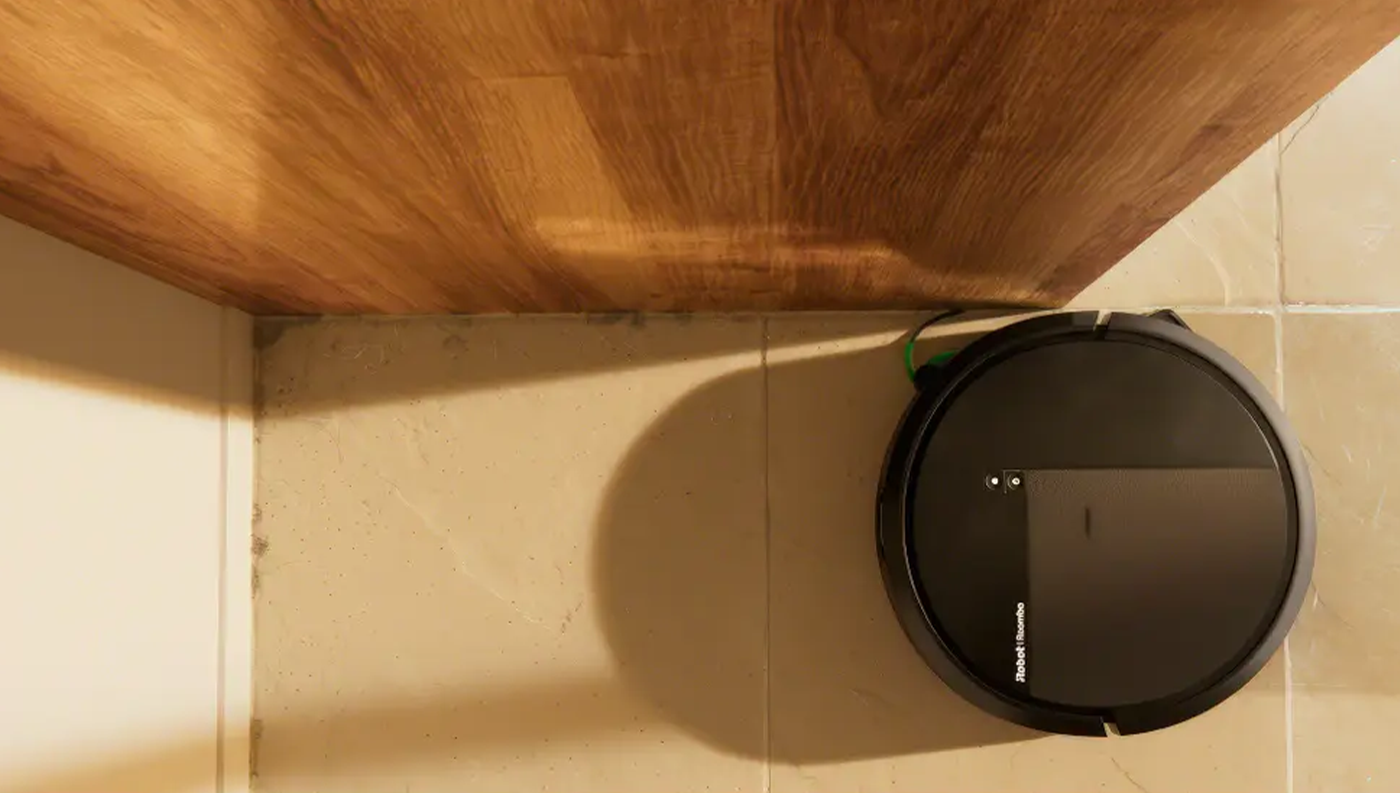 iRobot Roomba 115 Combo + AutoEmpty Dock, Y454040 ukázka bočních kartáčů při úklidu nedostupných rohů.