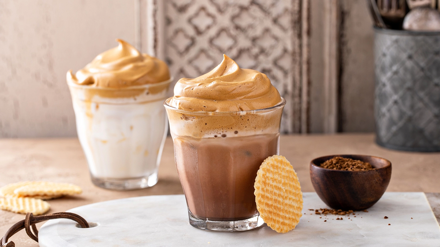 Šlehač lahví iSi Gourmet Whip 0,5 l při použití v kuchyni pro přípravu krémů a šlehačky