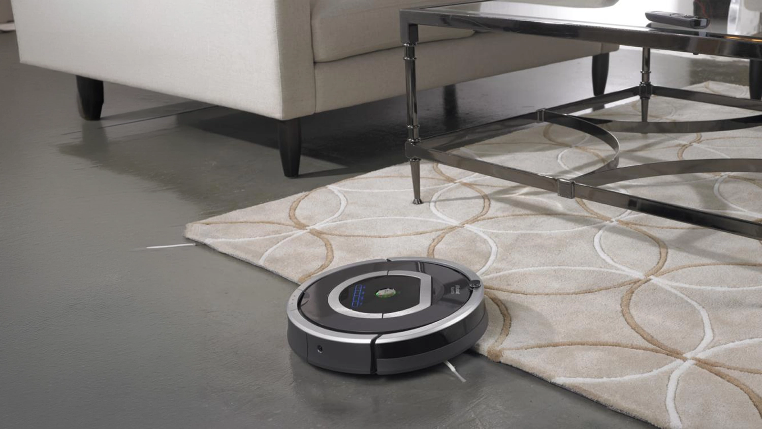 Vysavač Roomba 780 vysává v obýváku