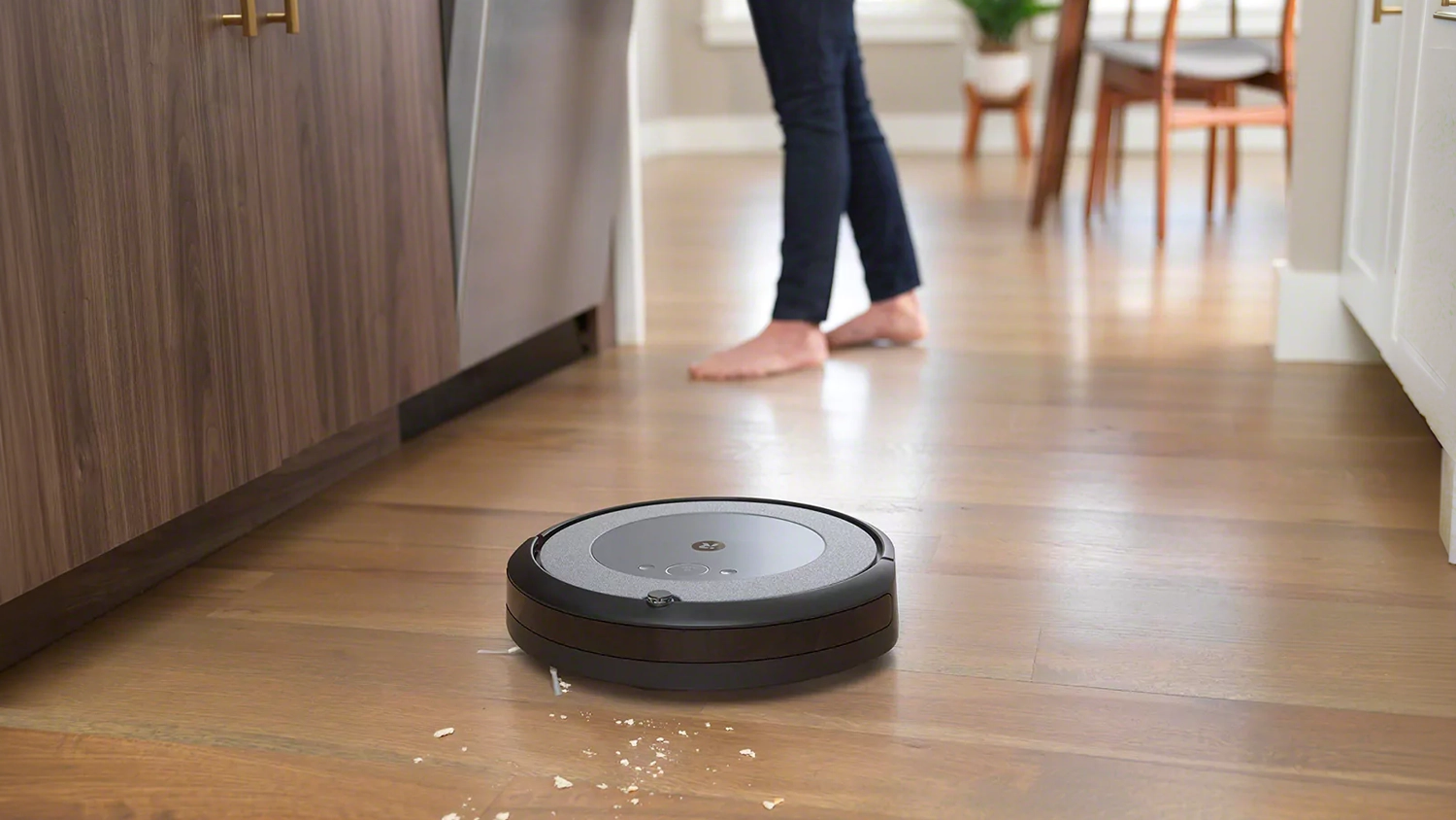 Vysavač iRobot vys&aacute;v&aacute; podlahu