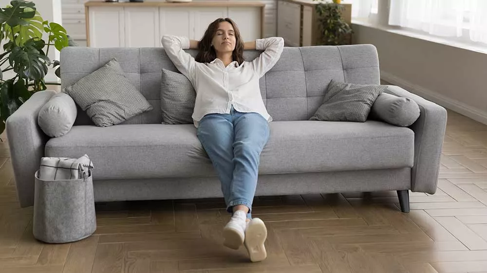 Žena užívající si čistý vzduch v místnosti_02