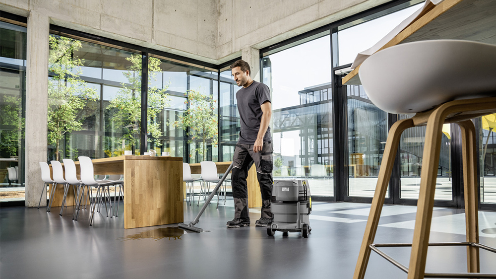 Muž vys&aacute;v&aacute; restauraci AKU vysavačem KARCHER NT 22/1 Ap Bp L_02