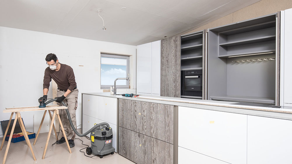 VÍCEÚČELOVÝ VYSAVAČ KÄRCHER NT 22/1 AP TE muž vysává_02