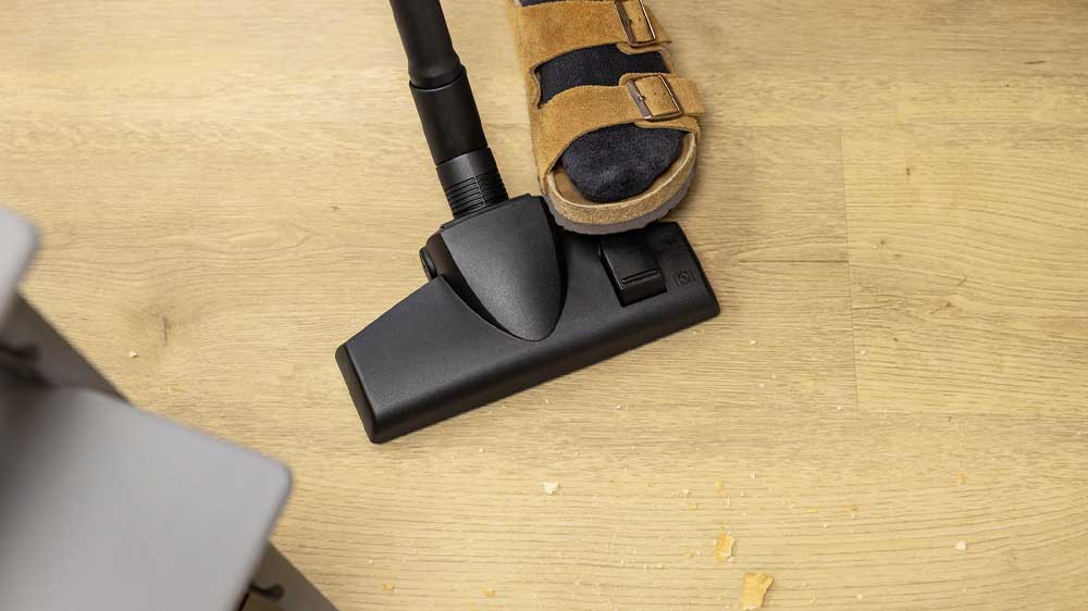 Tepovač vysává nečistoty na podlaze_04