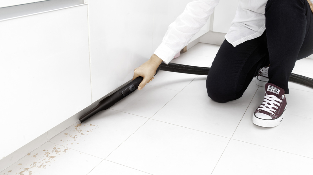 Vysávání nečistot u linky sáčkovým vysavačem Kärcher VC 2_03