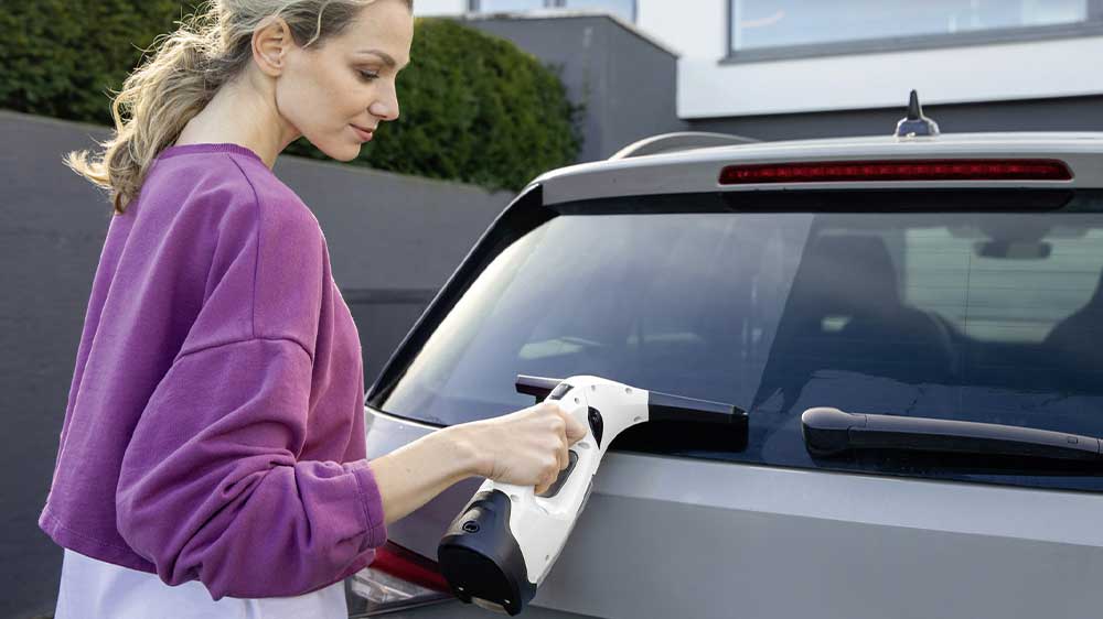 Či&scaron;těn&iacute; oken auta s vysavačem na okna K&auml;rcher WV 5 Plus N_04