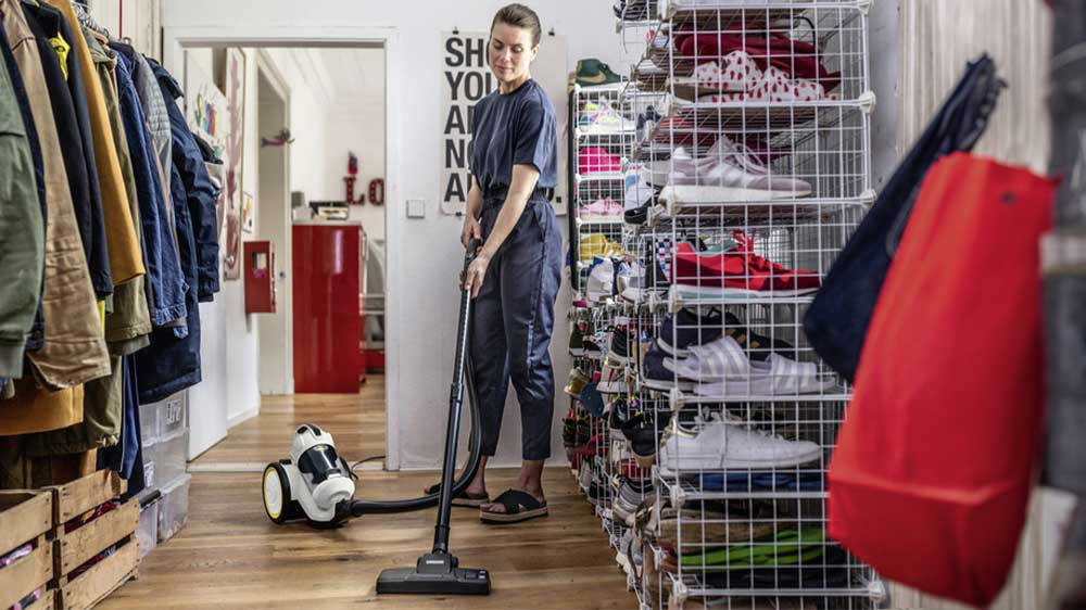 Žena při úklidu s bezsáčkovým vysavačem Karcher VC 3 Plus_02