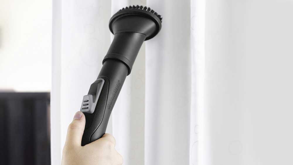 Úklid s hubicí na čalounění u bezsáčkového vysavače Karcher VC 3 Plus_03