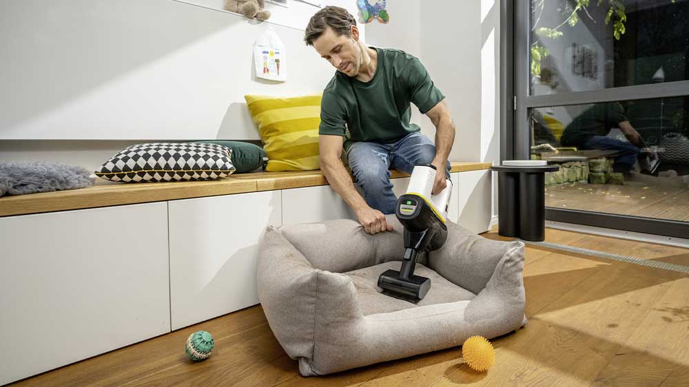 Tyčový vysavač KÄRCHER VC 6 Cordless čištění pelíšku mazlíčka_02