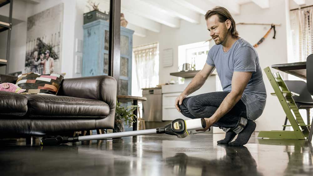 Tyčový vysavač KÄRCHER VC 6 Cordless DUO pod nábytkem_04