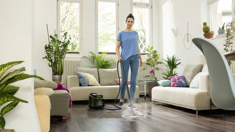 Žena čistí podlahu parním čističem Kärcher SC 3 jubilejní edice_02