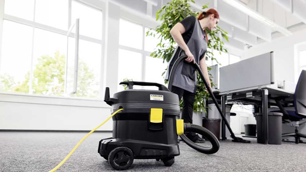 Suchý vysavač Kärcher T 11/1 Classic Re! Žena vysávající kancelářské prostory_02
