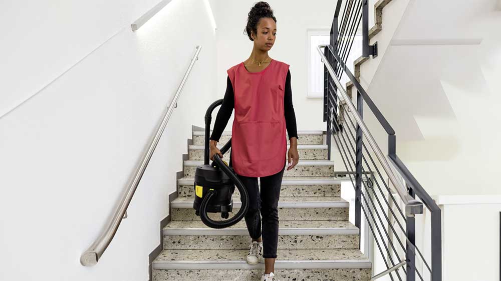 Suchý vysavač Kärcher T 11/1 Classic Re! žena přenáší vysavač po schodech_03
