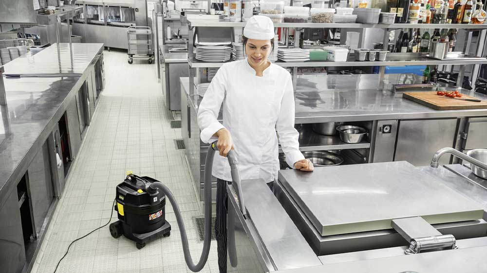 Mokro-suchý vysavač Kärcher NT 22/1 žena čistí interiér gastroprovozu_03