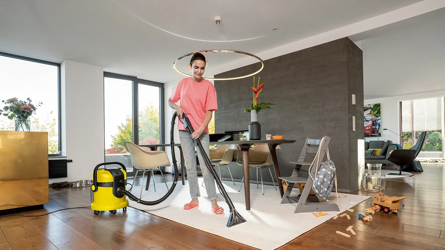 Žena tepuje koberec tepovačem Karcher