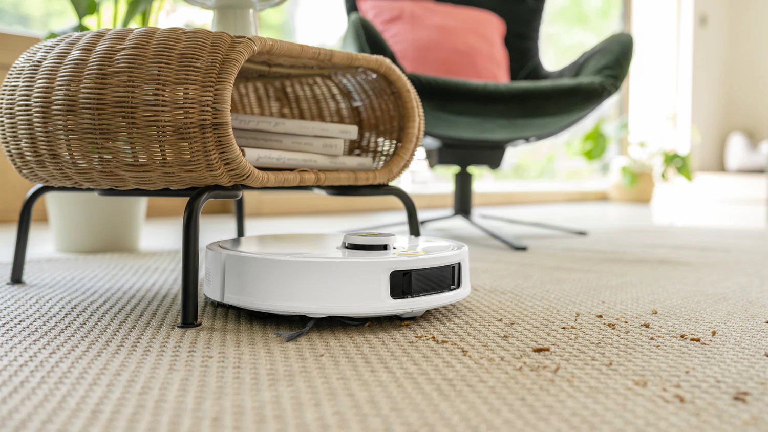 Robotický vysavač Kärcher vysávající koberec v obývacím pokoji