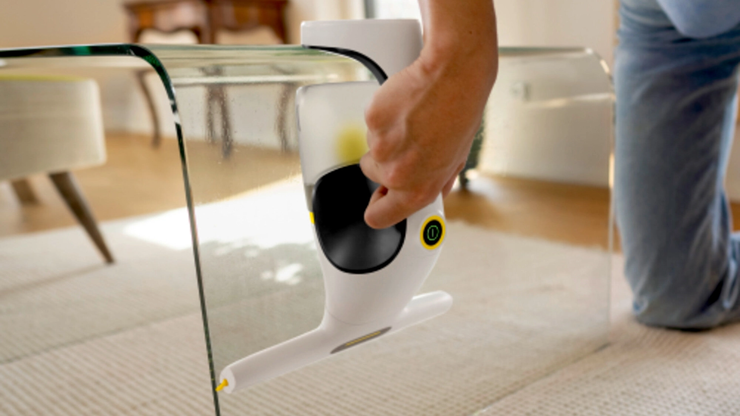 Žena při &uacute;klidu s vysavačem K&auml;rcher WV1 Compact Precision