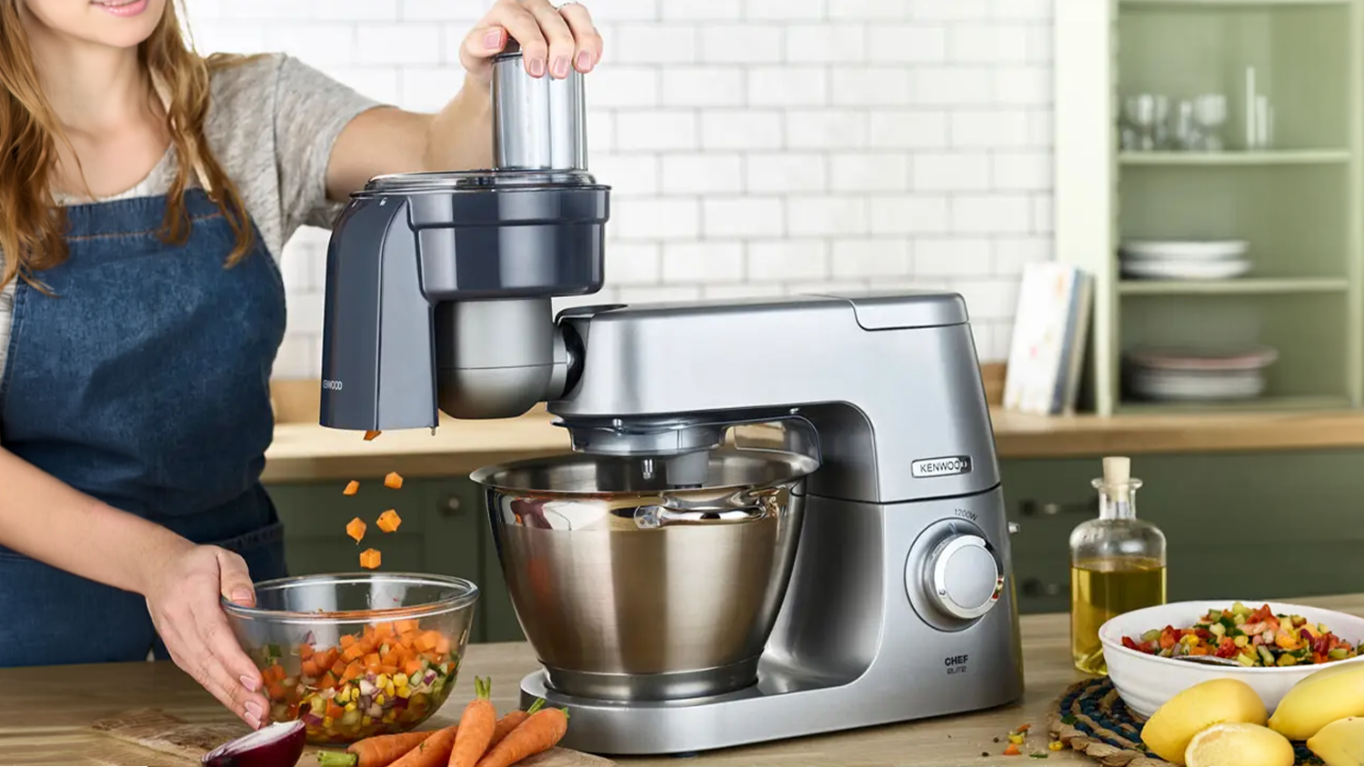 Žena používajúca nadstavec na krájanie kociek Kenwood KAX400PL