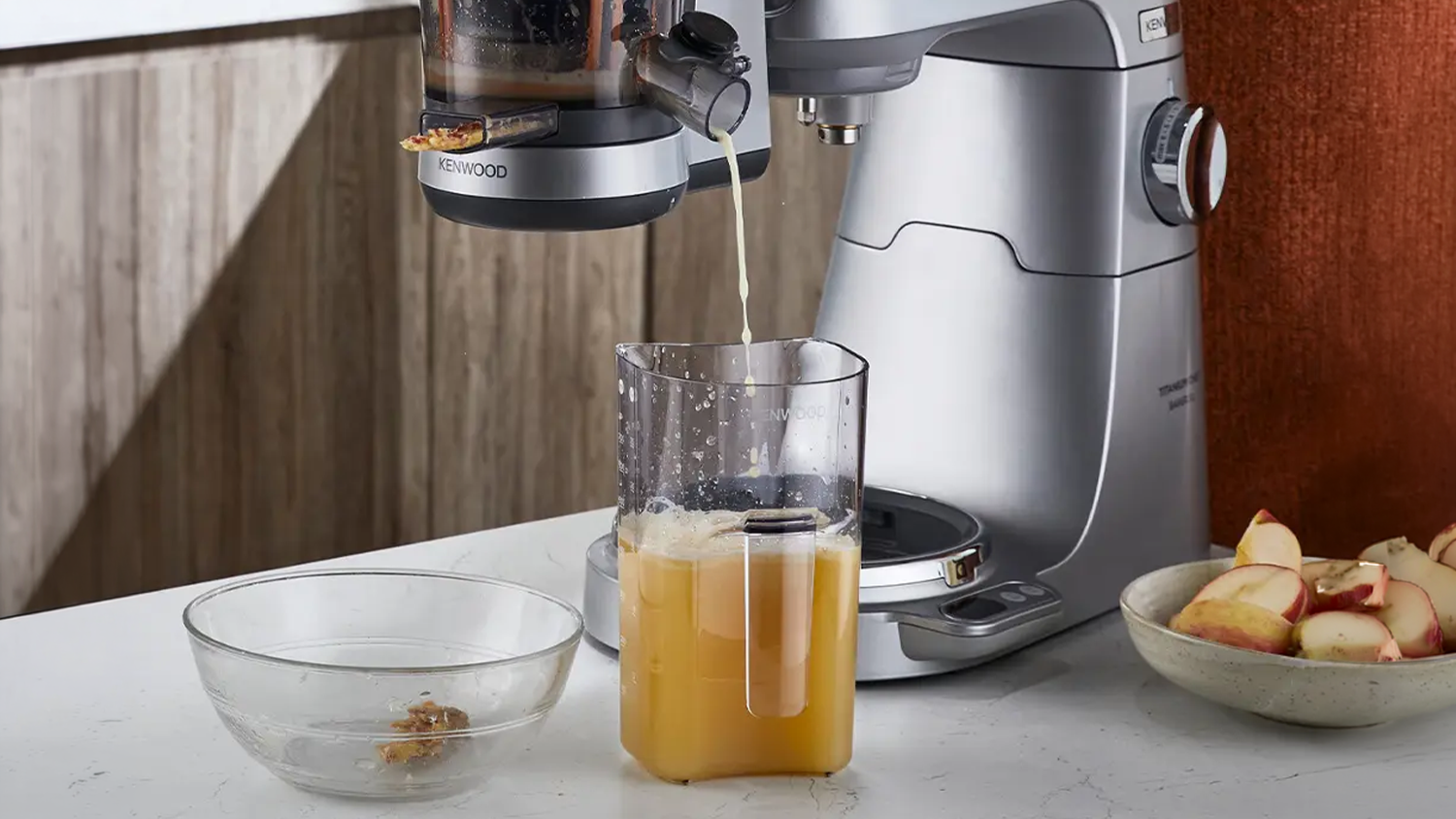 Odšťavňovač Kenwood KAX720PL připravující šťávu