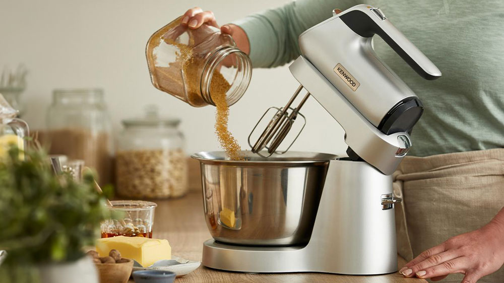 Žena přid&aacute;v&aacute; ingredience do m&iacute;sy stoln&iacute;ho mix&eacute;ru Kenwood HMP54.000SI_02