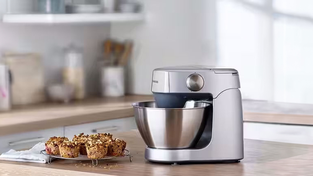 Kuchyňský robot KENWOOD Prospero+ KHC29A.M0SI v kuchyni s tácem muffinů_03