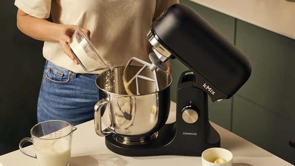 Míchání těsta v kuchyňském robotu Kenwood kMix KMX751ABK_03