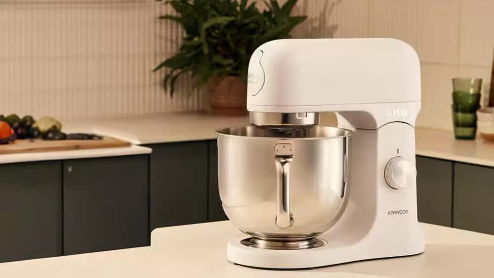Kuchynský robot Kenwood kMix KMX751AWH na kuchynskej linke