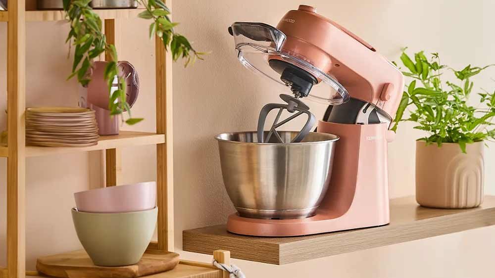 Kuchyňský robot Kenwood KZM35.000RD stojící otevřený na poličce_02