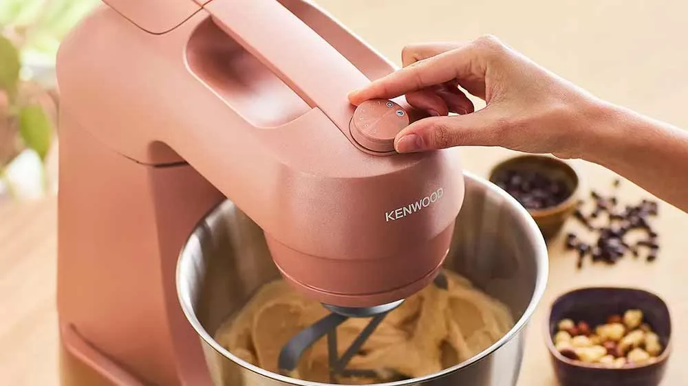 Míchání těsta v kuchyňském robotu Kenwood KZM35.000RD_03