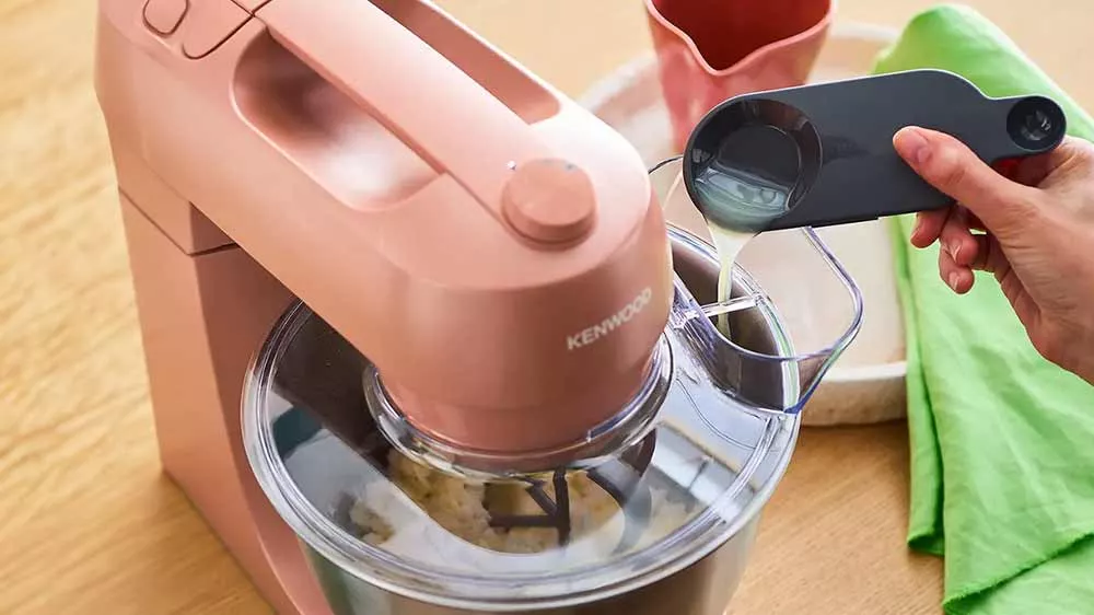Dolévání ingrediencí během míchání_04