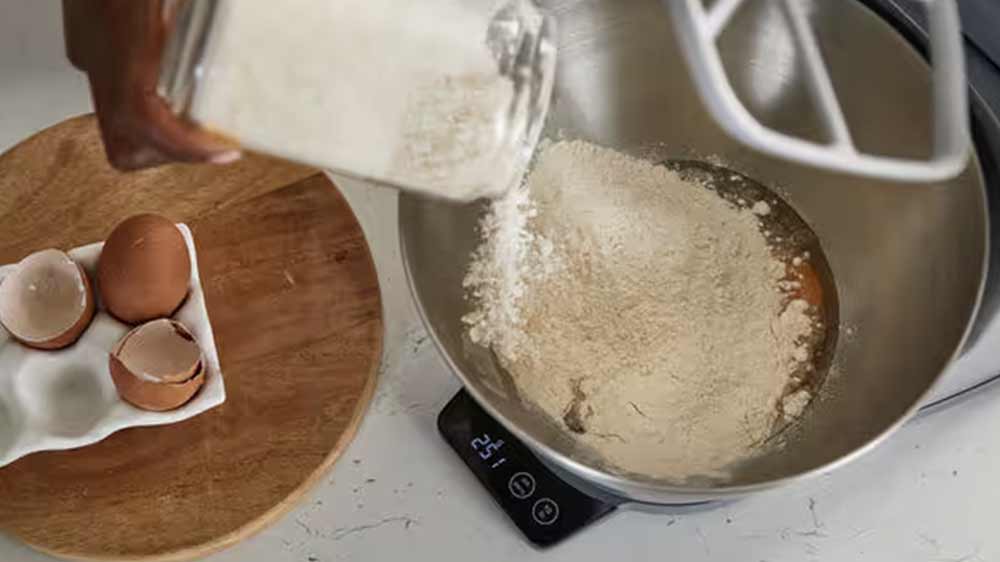 Člověk sype mouku do mísy robotu, pod kterým je váha Kenwood Prospero+ EasyWeigh_02