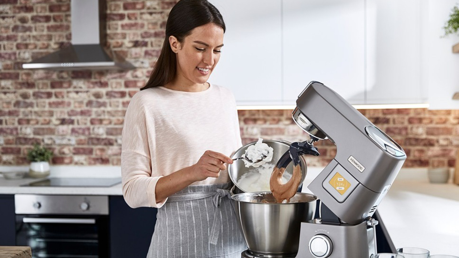 Žena zpracovává těsto v robotu Kenwood KWL90.594SI