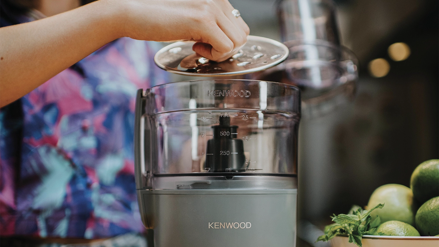 Žena rozkladajúca kuchynský robot Kenwood