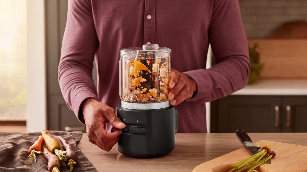 Muž používající sekáček Kitchenaid 5kfcr531MB_02