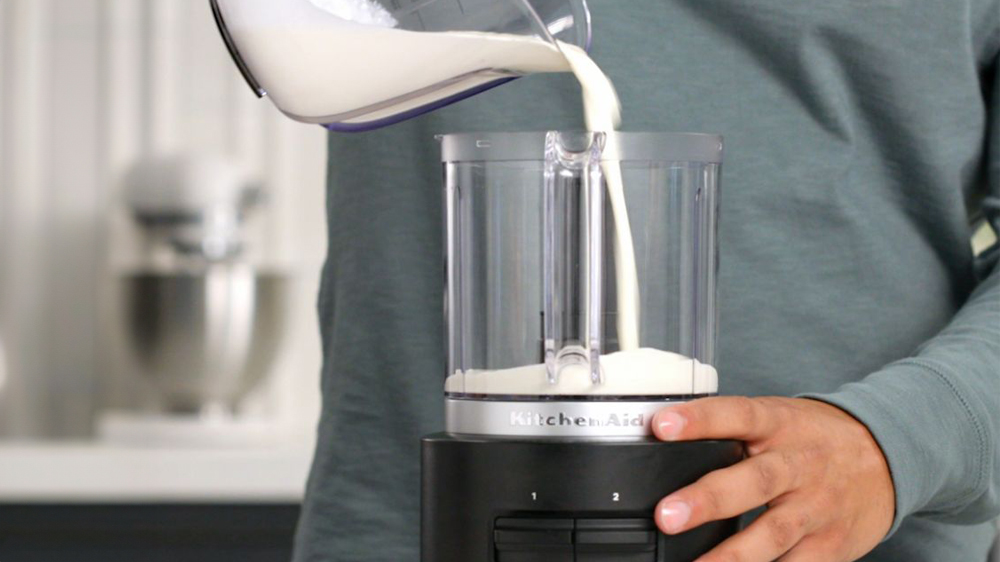 Nalévání mléka do sekáčku Kitchenaid 5kfcr531BM_03