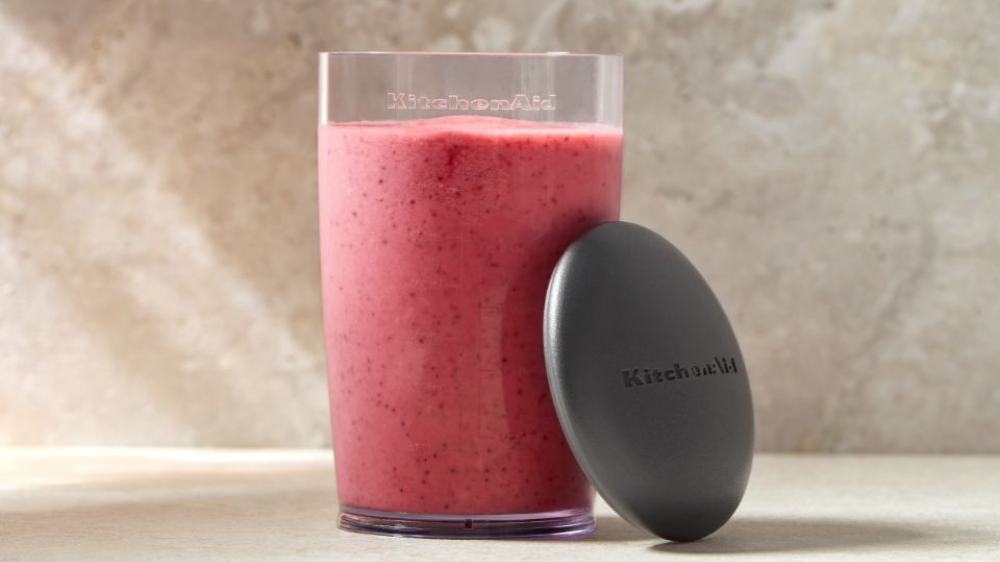 Smoothie v mixovací nádobě k tyčovému mixéru KitchenAid 5KHBRV05BM_03